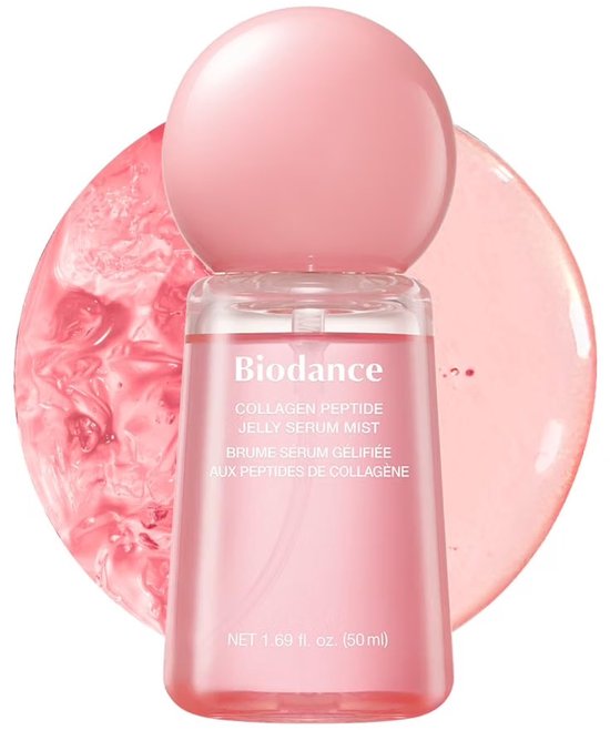 Een roze Biodance Collagen Peptide Jelly Serum Mist flesje op een achtergrond van roze, waterachtige substantie.