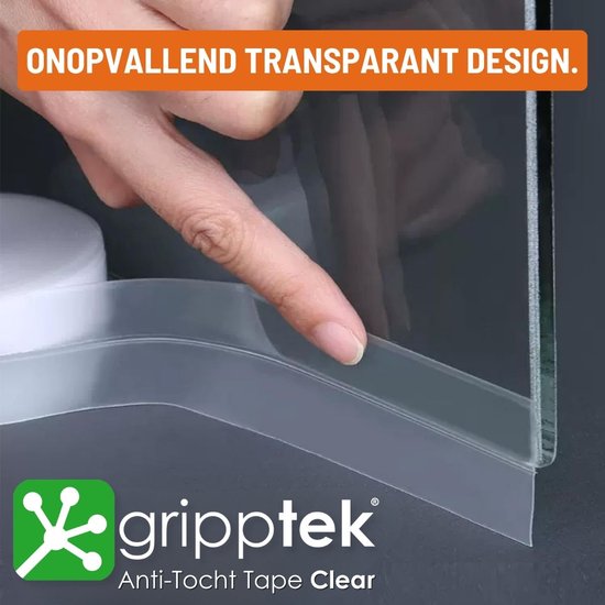 Een vinger drukt op de transparante GrippTek anti-tocht tape, die is aangebracht op een glazen deur.