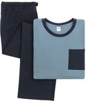 Gevouwen lichtblauwe pyjamatop met donkerblauwe borstzak en donkerblauwe pyjamabroek.