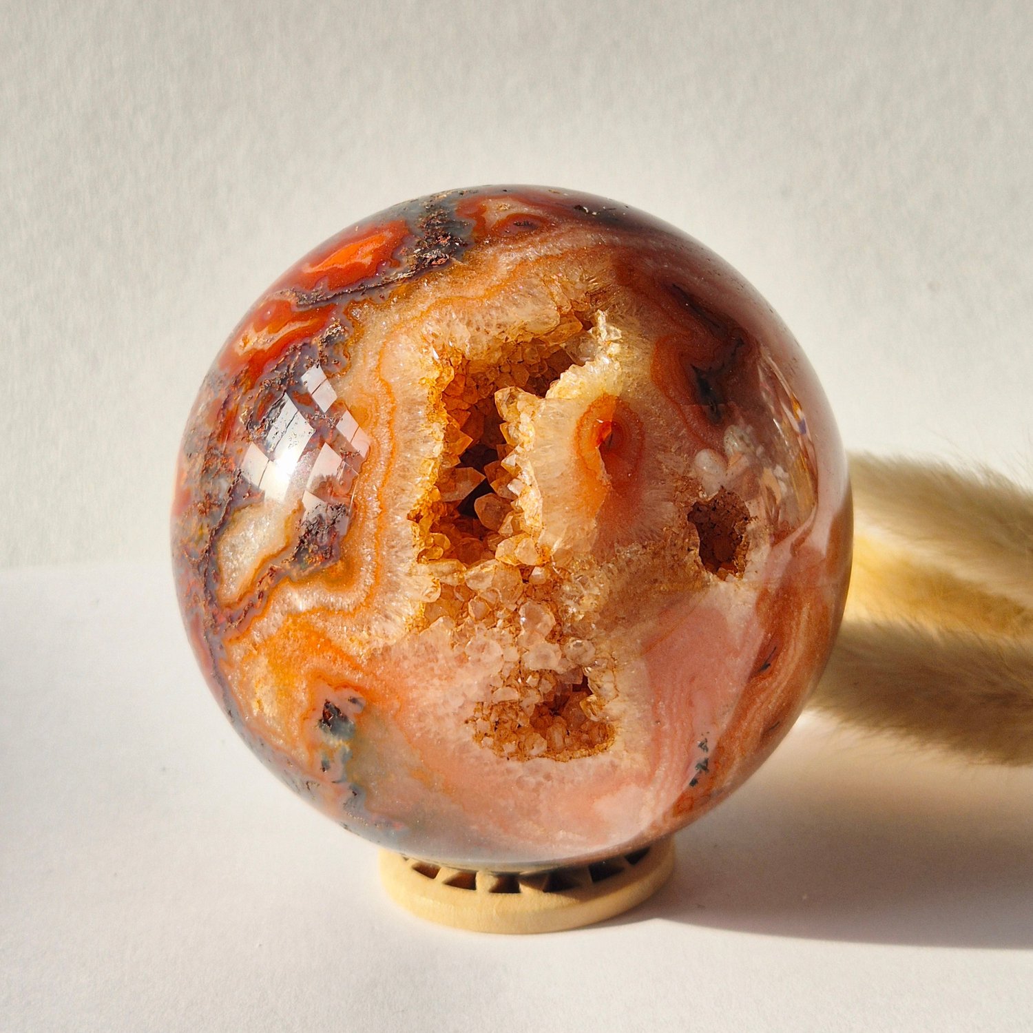Moonlight Gemstones Rode Mosagaat Druzy Edelsteen Bol – 80 mm | 590 g Meerkleurig