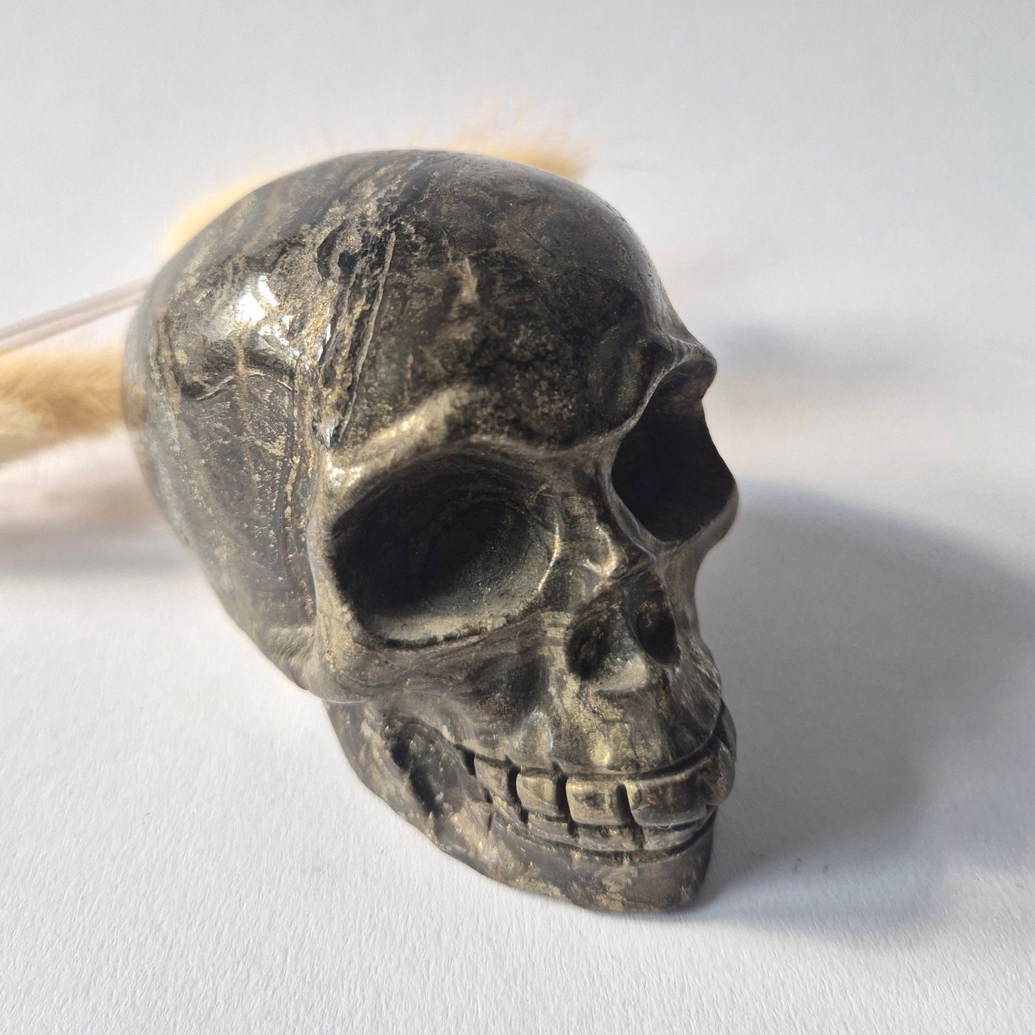 Moonlight Gemstones Pyriet Skull – 690 g | Hand Carved Crystal Skull Meerkleurig