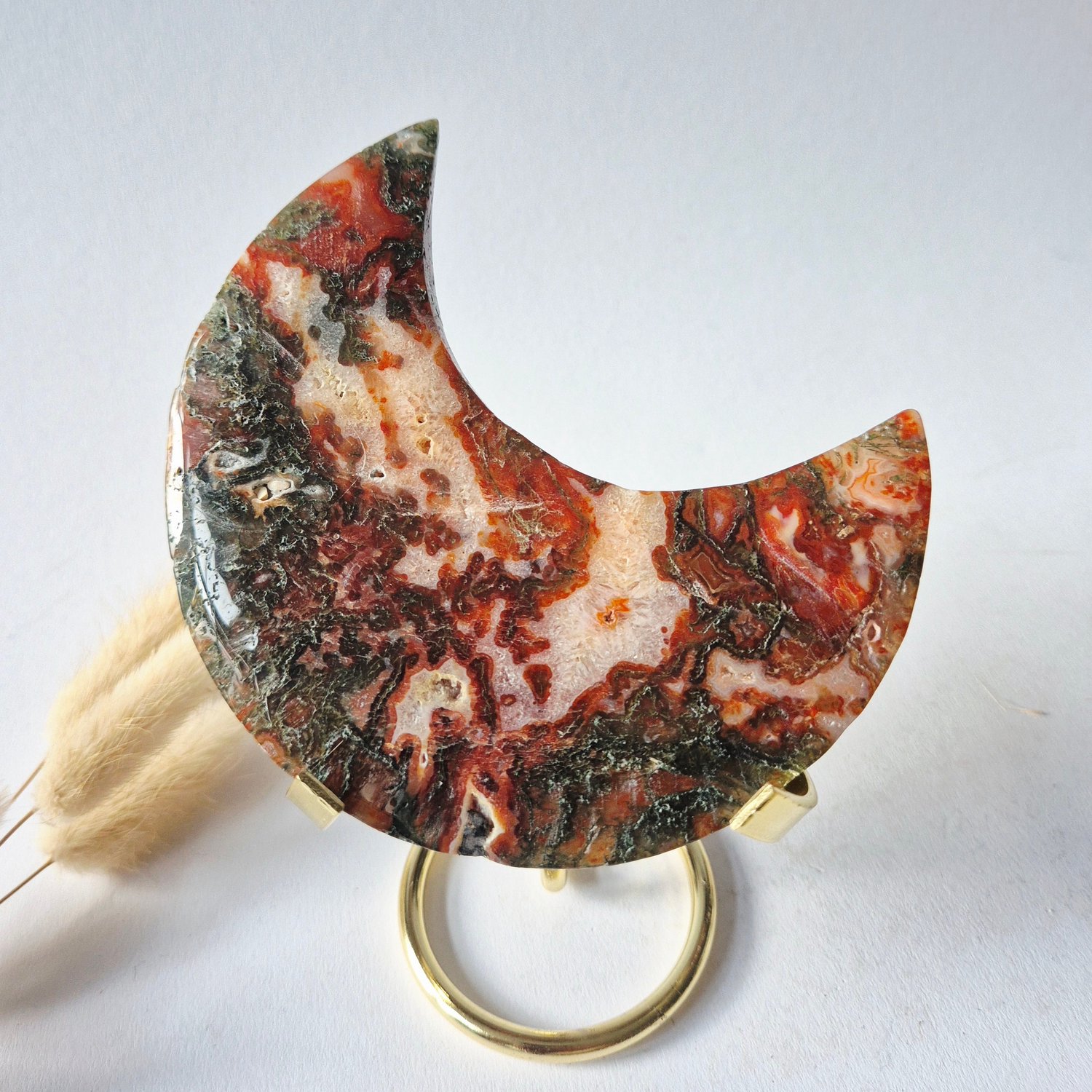 Moonlight Gemstones Rode Druzy Mosagaat Maan op standaard – 11-13cm Edelsteen statement piece 150 Meerkleurig