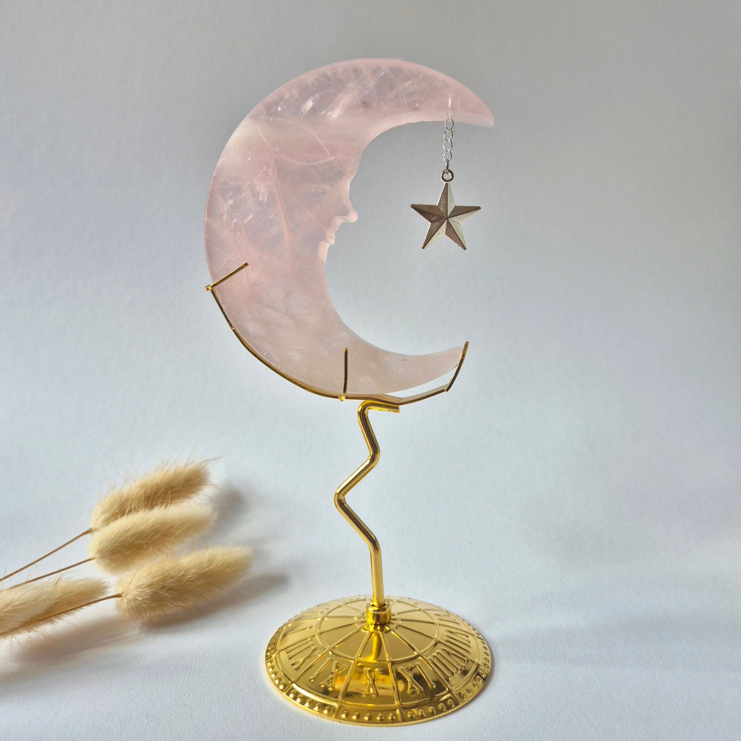 Moonlight Gemstones Rozenkwarts Maan op Goudkleurige Standaard – 10cm - Edelsteen Gezicht Gravure Spiritueel Interieur Meerkleurig