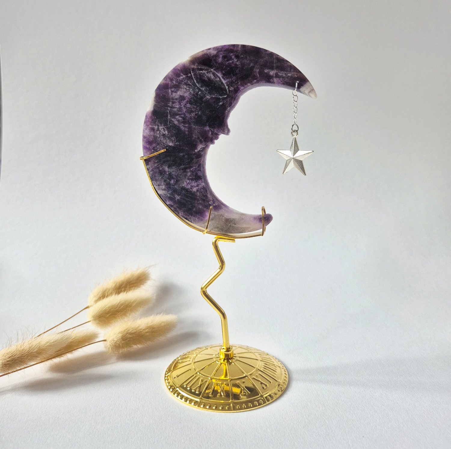 Moonlight Gemstones Dream Amethist Maan op Goudkleurige Standaard – 10cm #21 - Edelsteen Gezicht Gravure Spiritueel Interieur Meerkleurig