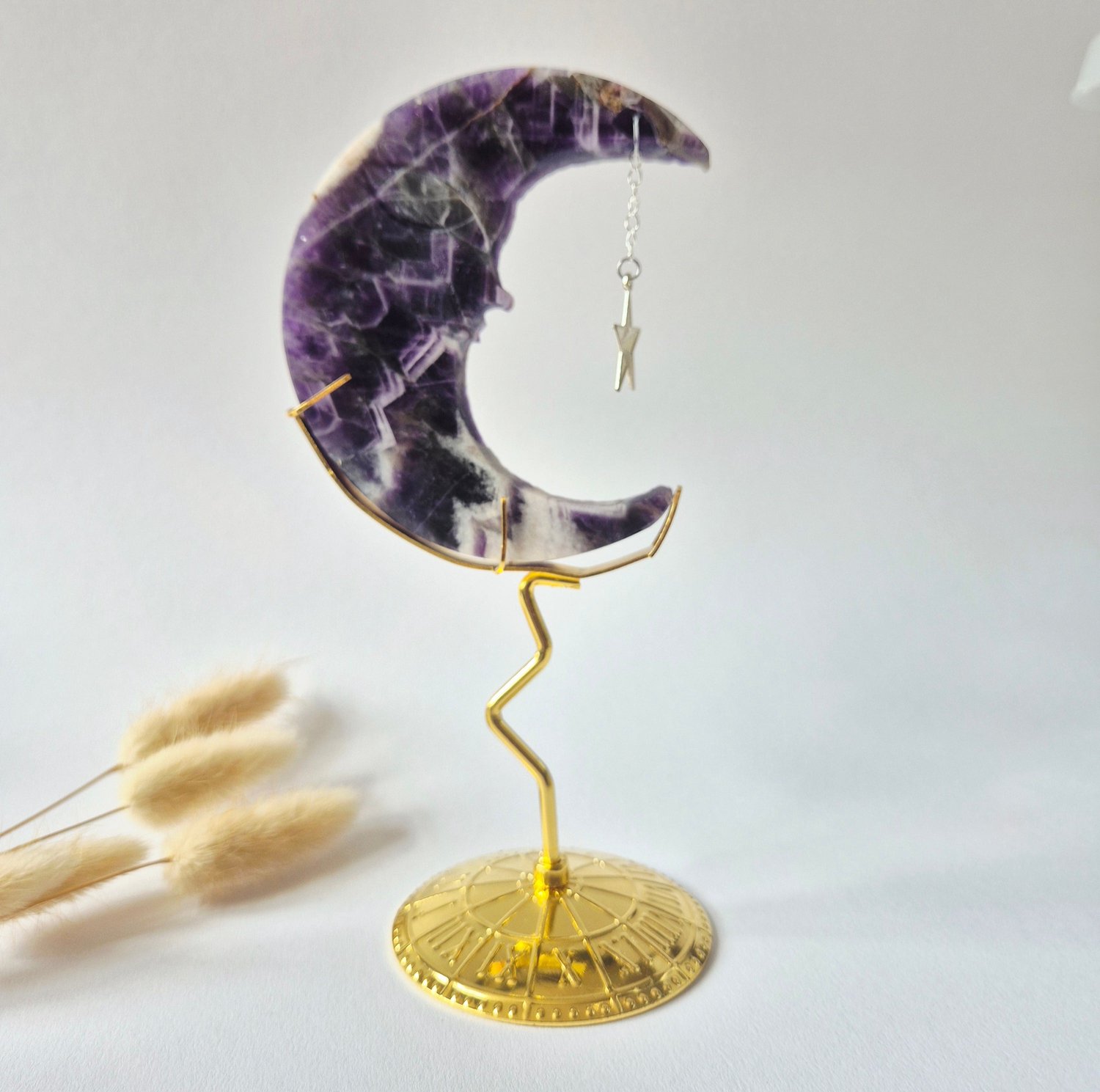 Moonlight Gemstones Dream Amethist Maan op Goudkleurige Standaard – 10cm #16 - Edelsteen Gezicht Gravure Spiritueel Interieur Meerkleurig
