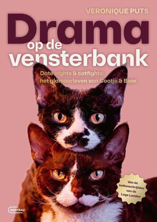 Twee Rex-katten met krullend haar, één zwart-wit en één roodbruin-wit, kijken naar de camera. "Drama op de vensterbank" staat bovenaan.