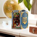 Gesloten LEGO Boekhandel, blauw met gouden details, staand naast een globe.