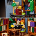 Boven: LEGO minifiguur met boek en groene lamp. Beneden: LEGO minifiguur aan bureau met papieren.