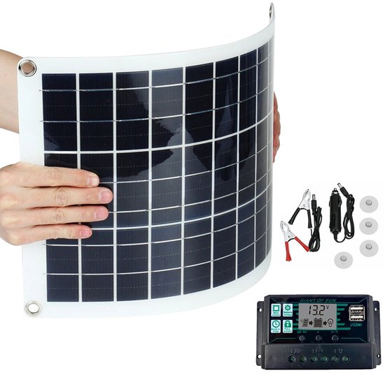 Een hand buigt een flexibel, wit-omrand zonnepaneel met zwarte cellen; laadregelaar, clips en USB-poorten ernaast.