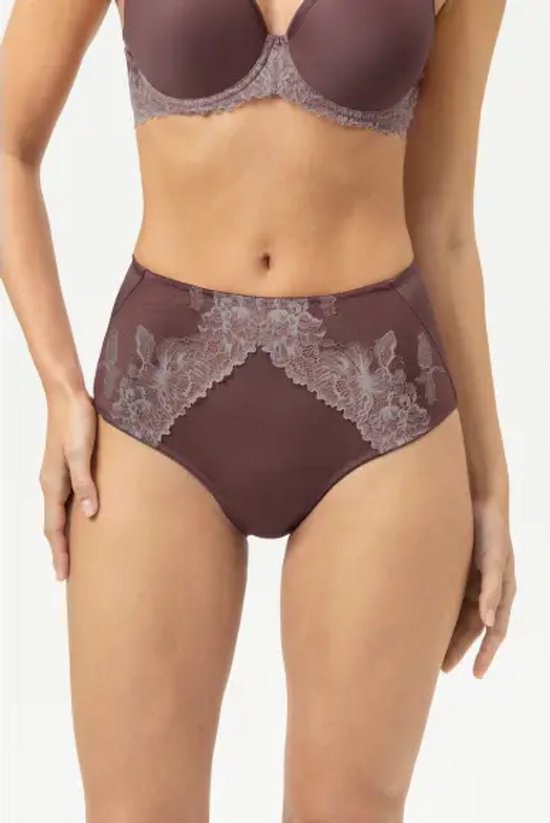 Bruine tailleslip met lichte kanten applicaties op de zijkanten en tailleband. Gedragen op een model, van voren gezien.
