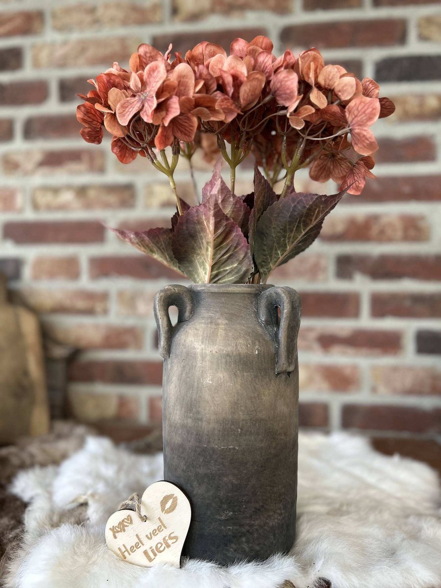 Creaties van hier Vaas met handvat - grey - 25,5x12,5 cm - hortensia bruin/oranje - borcante - met houten hartje vaas 2