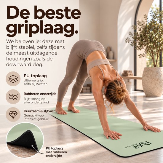 Een vrouw in een neerwaartse hond pose op een saliegroene yogamat, die de grip-laag toont.