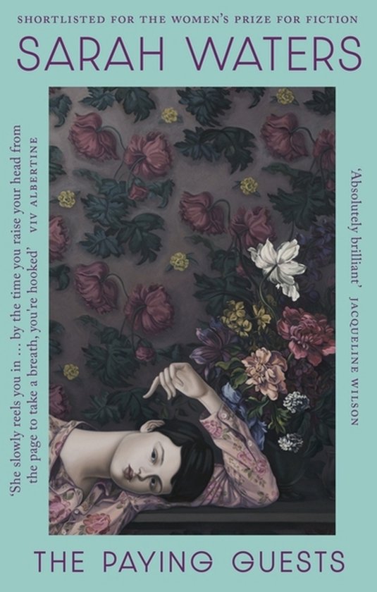 Boek "The Paying Guests" van Sarah Waters, met op de omslag een vrouw in een roze bloemenpyjama tegen een behang met bloemenmotief.