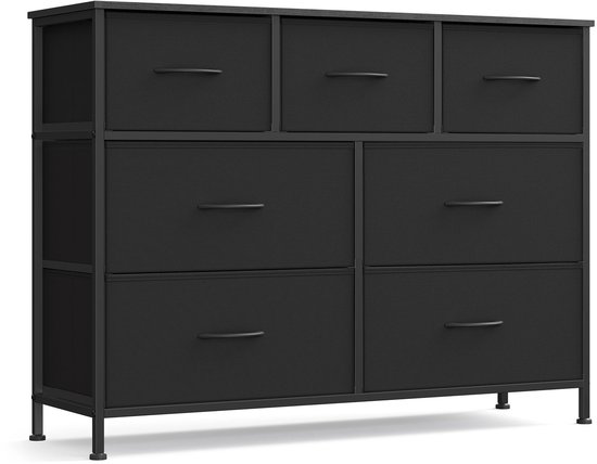 Zwart dressoir met 7 stoffen lades, 2 brede, 3 middelgrote en 2 kleine, op slanke metalen pootjes. Gestyled op een witte achtergrond.