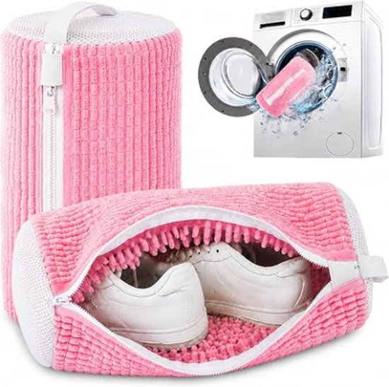 Roze, cilindrische schoenenwaszak van badstof met rits, met twee witte schoenen erin. Naast de zak een wasmachine met een schoen die uit de trommel wordt gespoeld.