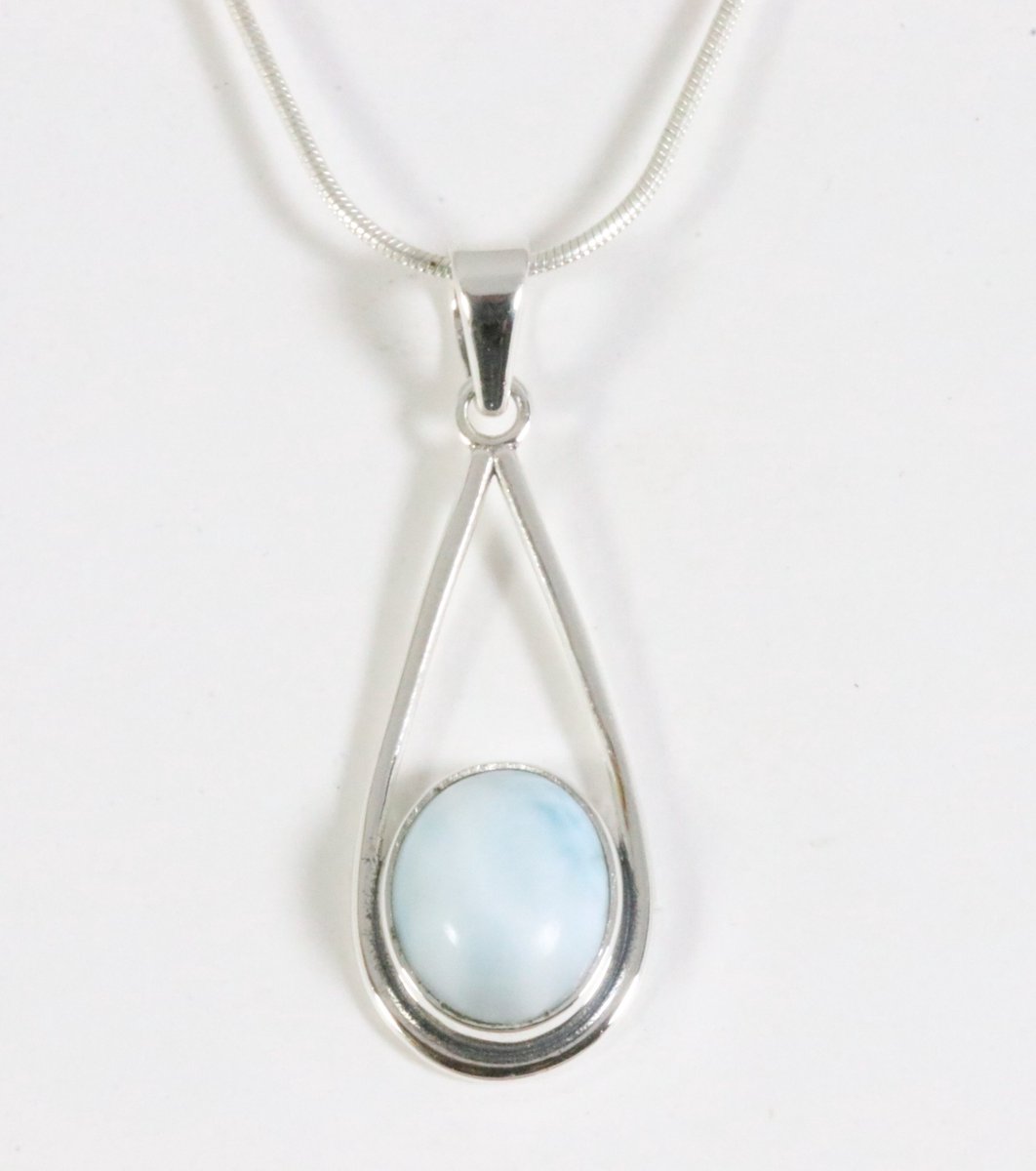 Opengewerkte zilveren hanger met larimar aan ketting