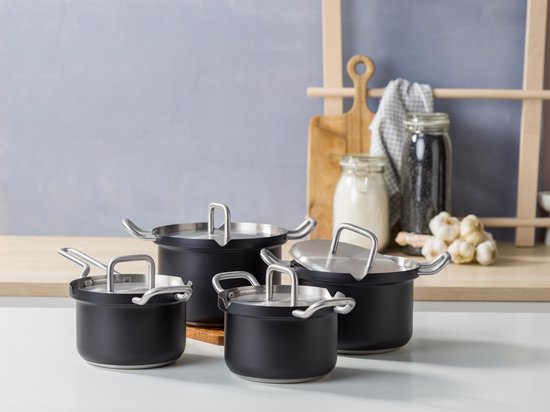 Zwarte BK Q-linair Master pannenset met RVS handvatten en deksels.