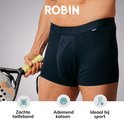 Man in donkerblauwe Robin boxershorts, houdt een tennisracket vast. Zachte tailleband, ademend katoen, ideaal bij sport.