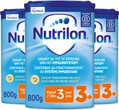 Trois boîtes de lait de croissance Nutrilon de 800g. L'emballage est bleu avec du texte blanc et orange.