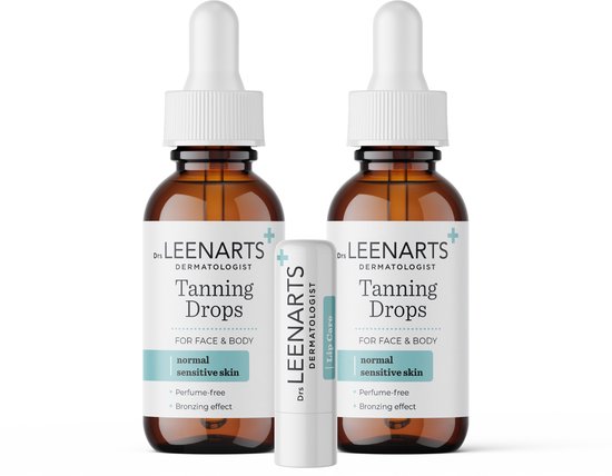 Twee bruine flesjes met druppelaar en een wit lippenbalsemstokje, met "Drs Leenarts Tanning Drops" erop.
