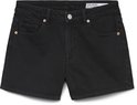 Zwarte denim shorts met vijf zakken, ritssluiting en knoop. Rechtsboven op de tailleband staat een wit label met zwarte tekst.