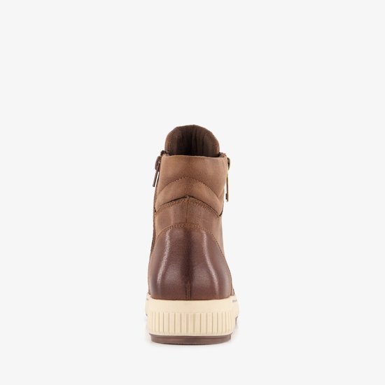 Achterkant van bruine leren hoge sneaker