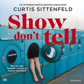 Boekomslag met de titel 'Show don't tell' in rode letters. Een vrouw met kokerrok en rode hakken steekt haar benen uit een wasmachine.