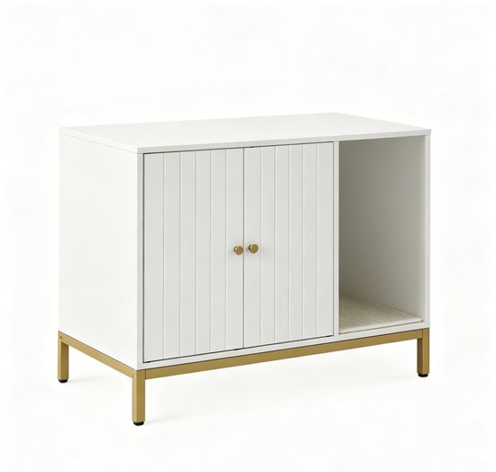 Witte kast met gesloten deuren met verticale ribbels en gouden knoppen, open nis met mat