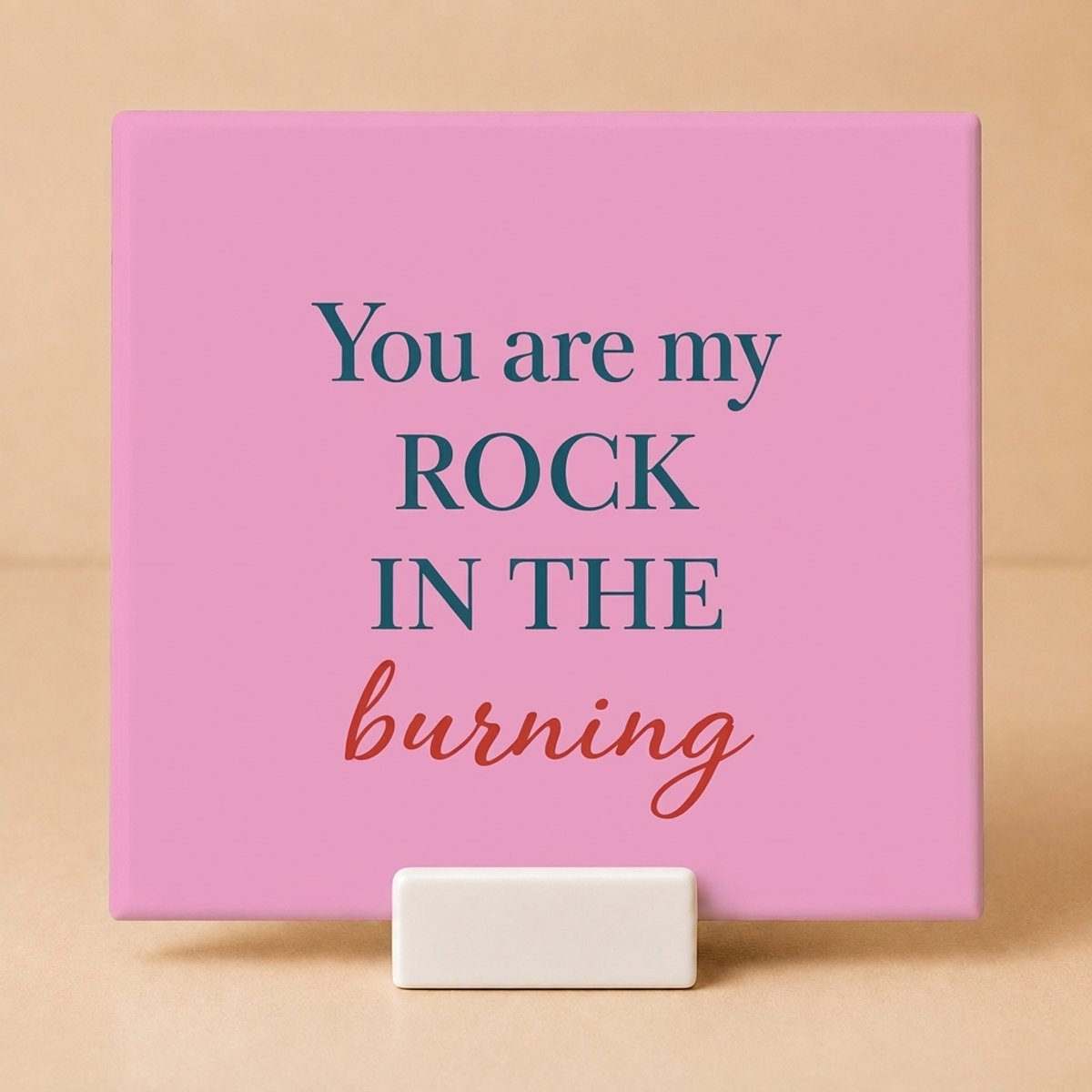 Tegeltje met Spreuk "You Are My Rock in the Burning" Roze – Keramisch Tegeltje 11x11 cm met Houdertje – Liefde Cadeau
