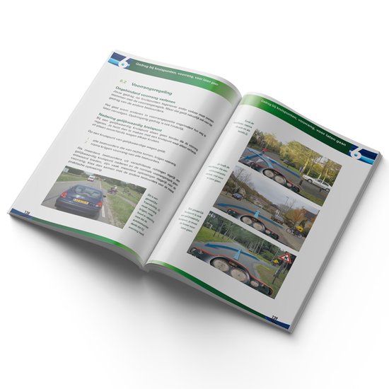 Open theorieboek met afbeeldingen van verkeerssituaties en tekst over voorrangsregels.