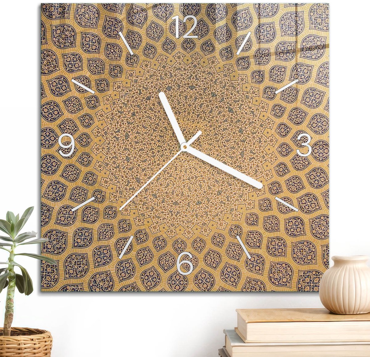 ArtPrintCave Geel Glazen Klok - 30x30 cm - Wandklok Vierkant - Harmonie Van Details Unieke Klok - Geometrie Stille Wandklok - Witte Klokwijzers