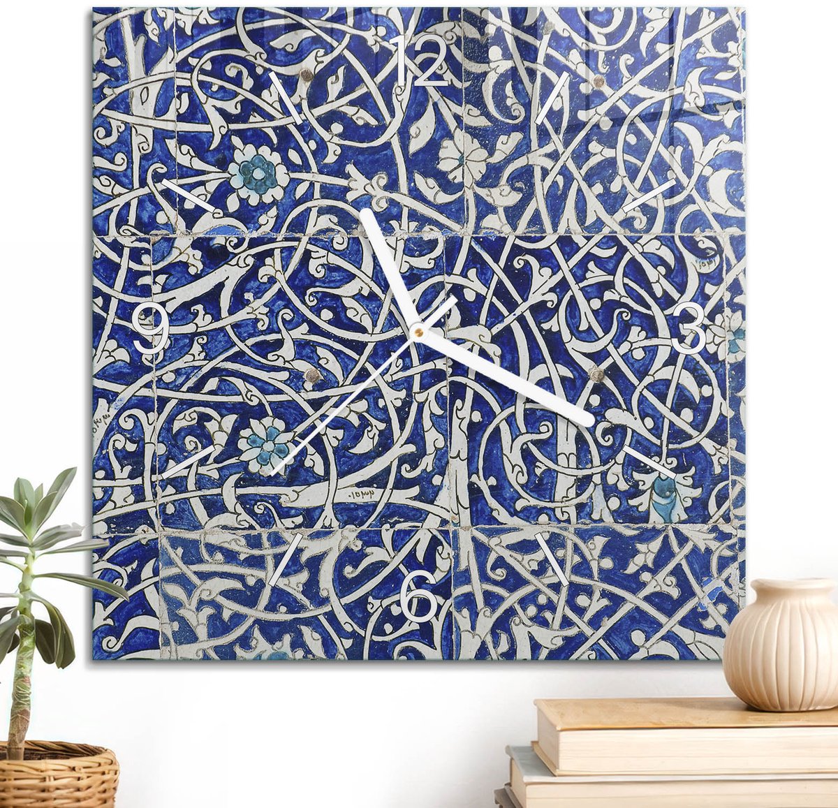 ArtPrintCave Blauw Glazen Klok - 30x30 cm - Wandklok Vierkant - Turkooizen Ornamenten Stille Wandklok - Kunst Wandklok Keuken - Witte Klokwijzers
