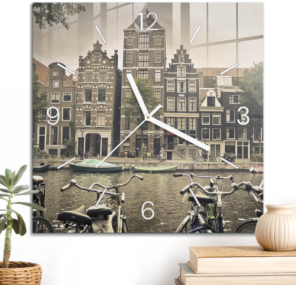 ArtPrintCave Bruin Glazen Klok - 30x30 cm - Wandklok Vierkant - Stadsbeeld Stille Wandklok - Steden Wandklok Keuken - Witte Klokwijzers