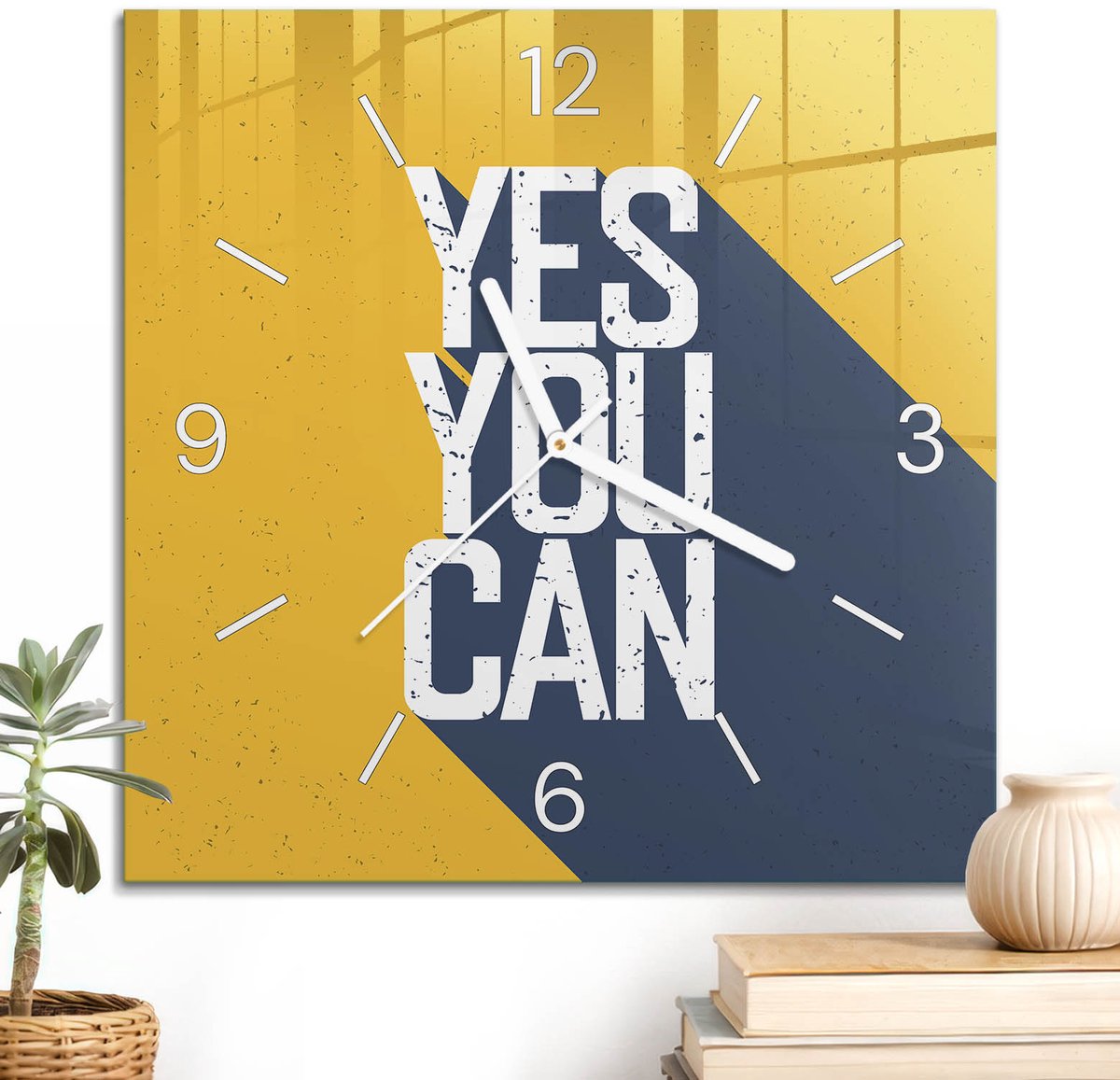 ArtPrintCave Geel Glazen Klok - 30x30 cm - Wandklok Vierkant - Motivatie Is Kracht. Stille Wandklok - Kunst Wandklok Keuken - Witte Klokwijzers
