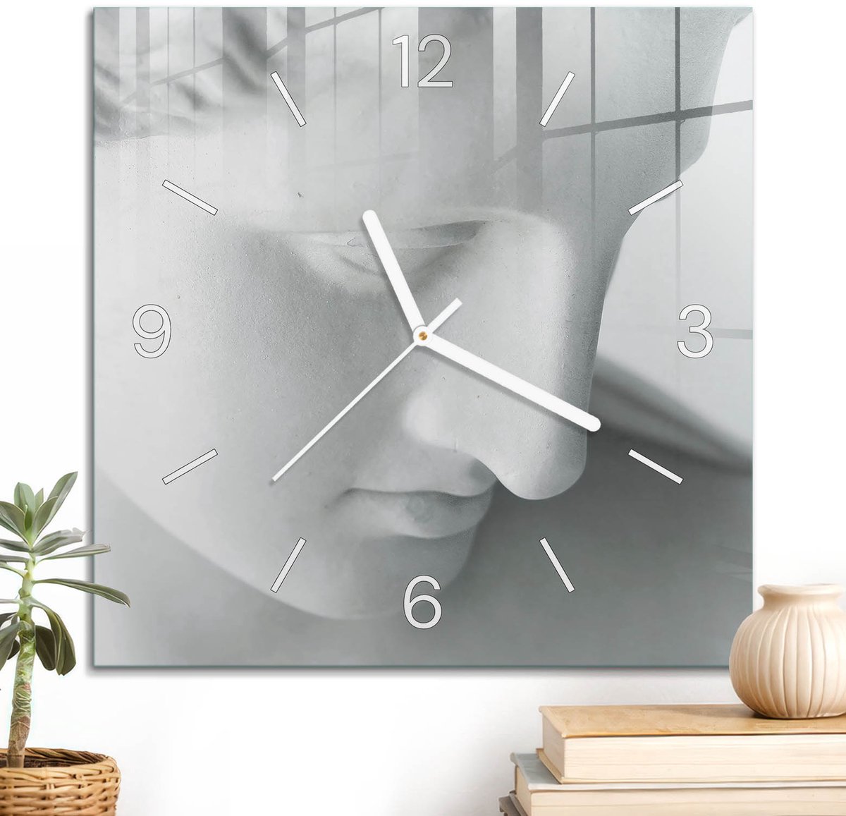 ArtPrintCave Wit Glazen Klok - 30x30 cm - Wandklok Vierkant - Elegant Beeldhouwwerk Stille Wandklok - Mensen Wandklok Keuken - Witte Klokwijzers