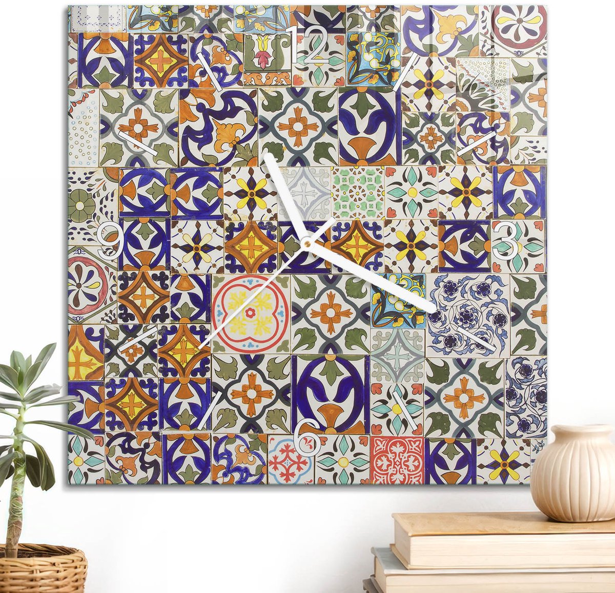 ArtPrintCave Oranje Glazen Klok - 30x30 cm - Wandklok Vierkant - Retro Mozaïek Unieke Klok - Kunst Stille Wandklok - Witte Klokwijzers