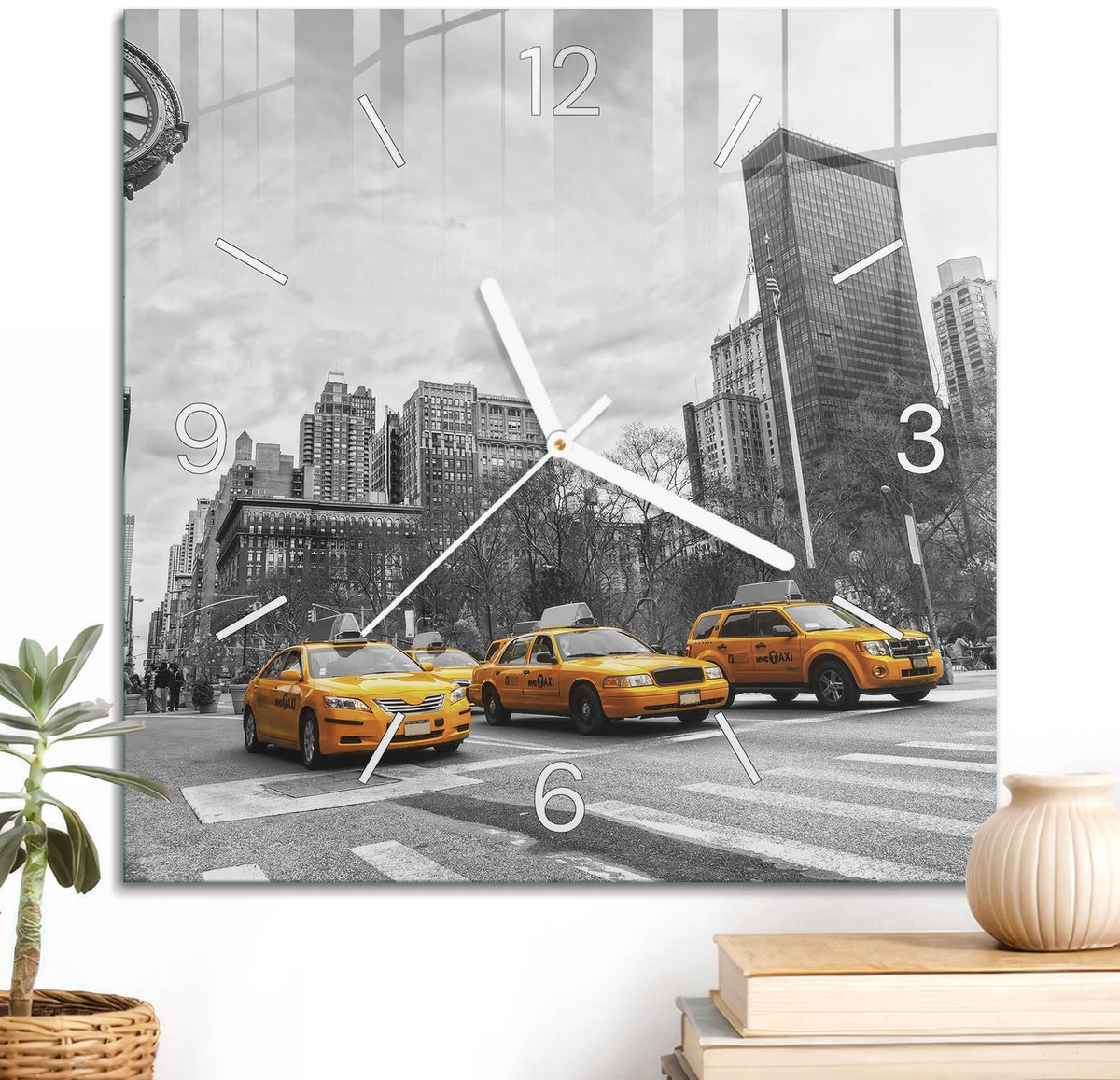 ArtPrintCave Geel Glazen Klok - 30x30 cm - Wandklok Vierkant - Stadslawaai Wandklok Keuken - Architectuur Unieke Klok - Witte Klokwijzers