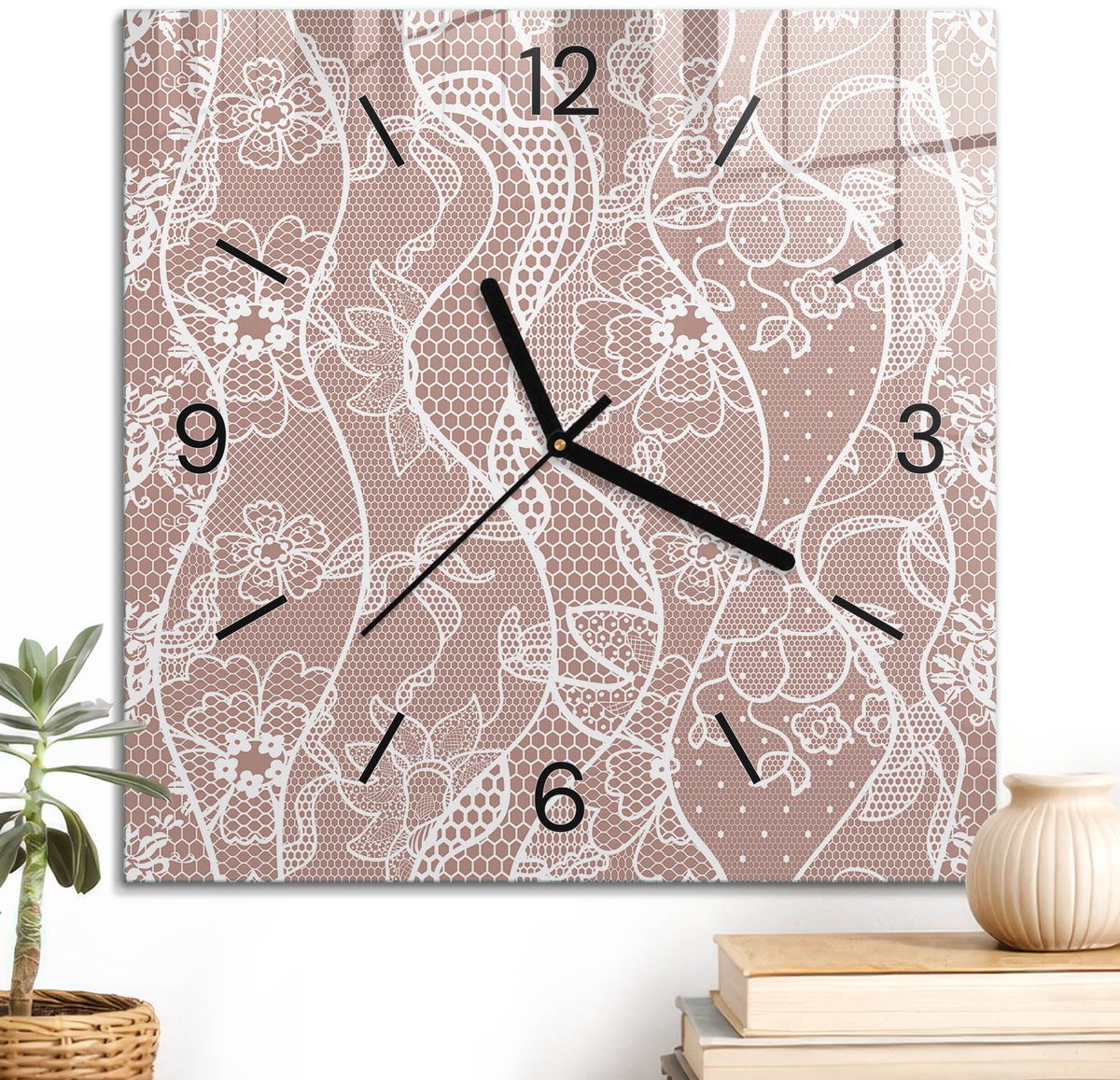 ArtPrintCave Beige Glazen Klok - 30x30 cm - Wandklok Vierkant - Kantpatroon Stille Wandklok - Kunst Wandklok Keuken - Zwarte Klokwijzers