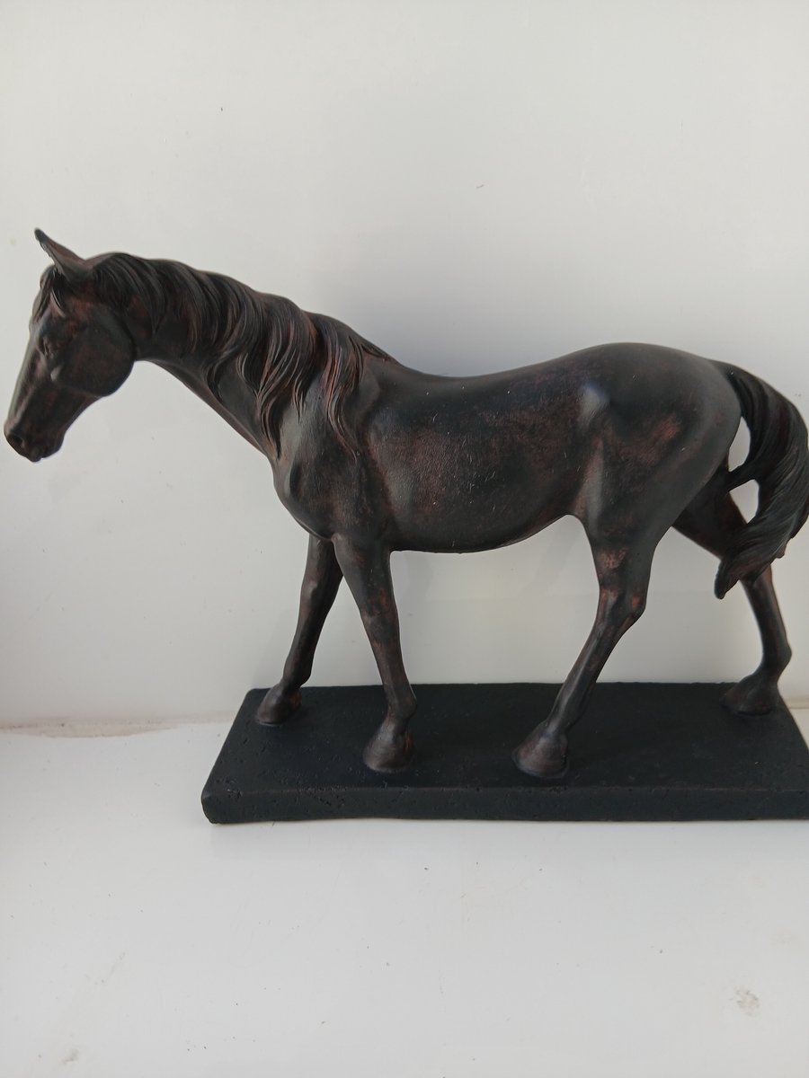 Paarden beeld paard op een plateau mooi beeld 24 x 30 x 8 cm