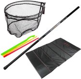 Een visset met een zwart net, een lange zwarte steel met "HYPER BOOM" en "ULTIMATE" logo's, drie gekleurde stokken (groen, geel, rood) en een zwarte mat met rode stiksels.
