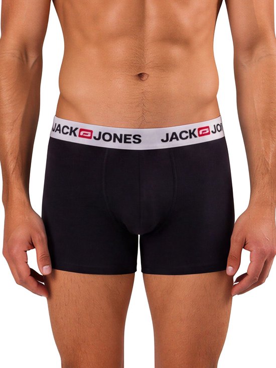 Model draagt een zwarte trunk met een JACK & JONES tailleband, vooraanzicht.