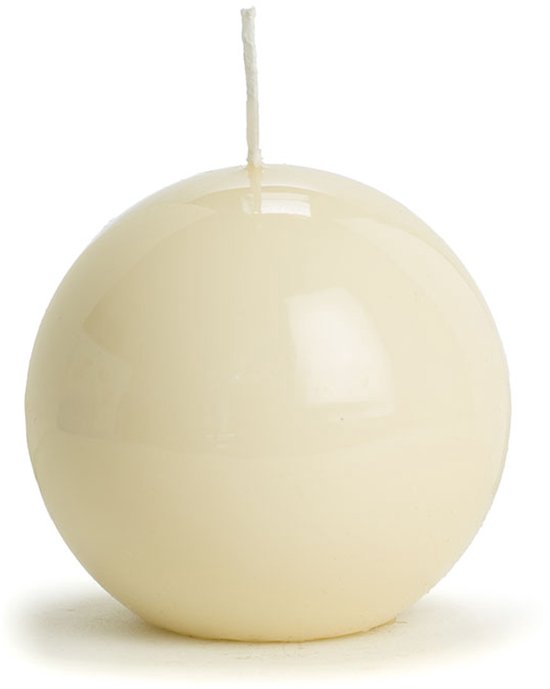 Crèmekleurige bolkaars van 8 cm met een glanzende afwerking en een witte lont.
