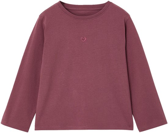 Een langarmig, bordeauxrood T-shirt met een klein geborduurd hartje op de borst.