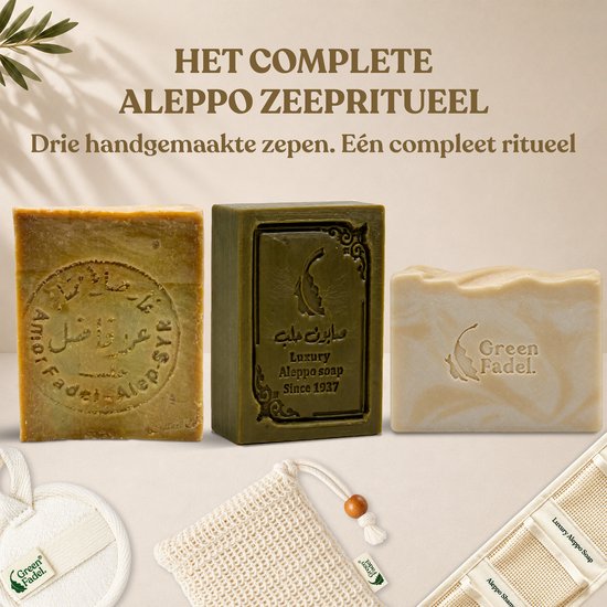Drie handgemaakte Aleppo zepen: een gouden met reliëf, een groene met reliëf en een witte met marmerpatroon.