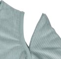 Detail van lichtgroene baby slaapzak met ribbelstructuur en rits.