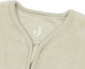 Sluiting en kraag van een mintgroene babyslaapzak met label '70 cm 3-6 months'.