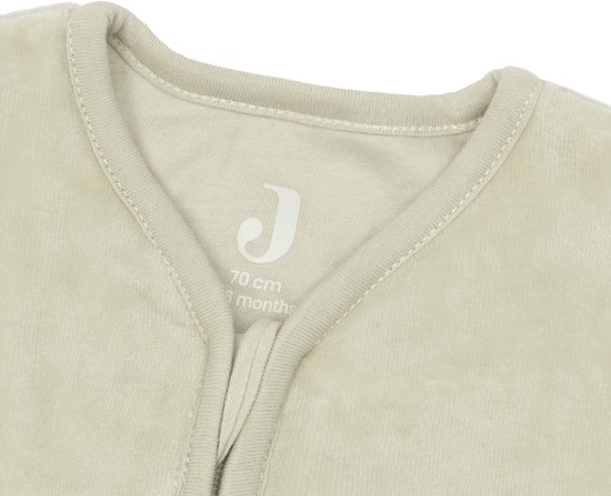 Sluiting en kraag van een mintgroene babyslaapzak met label '70 cm 3-6 months'.