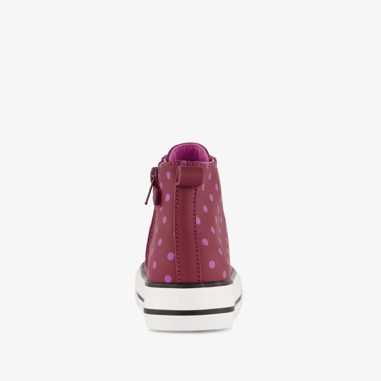 Achterkant van bordeauxrode hoge sneaker met roze polkadots, rits en plateauzool.