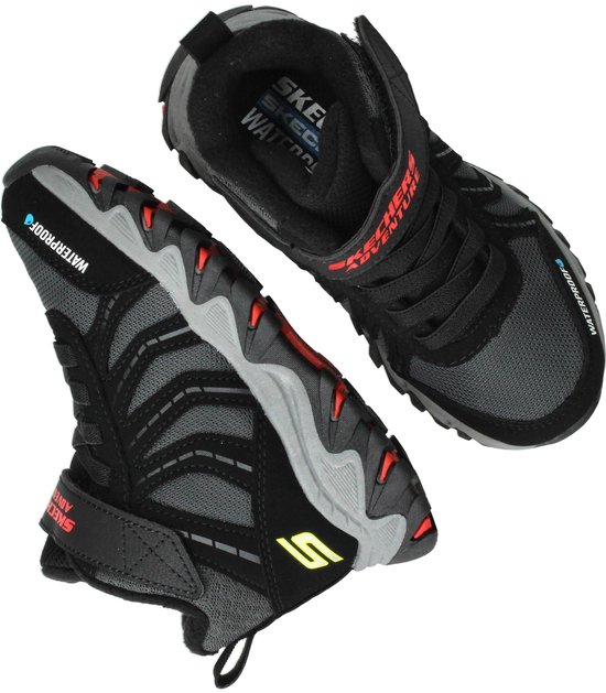 Zwarte waterdichte kinderschoenen met grijze accenten, rode details en 'Waterproof' opdruk.