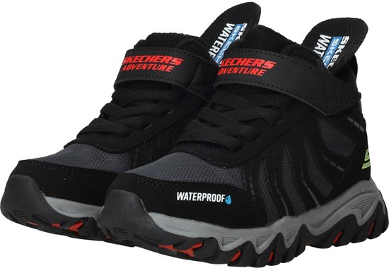 Zwarte Skechers wandelschoenen met klittenbandsluiting, rode "Skechers Adventure" tekst en "WATERPROOF" logo.